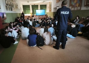 policjant z uczniami