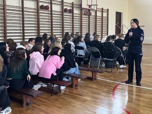 policjantka z uczniami