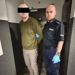 policjant z zatrzymanym mężczyzną