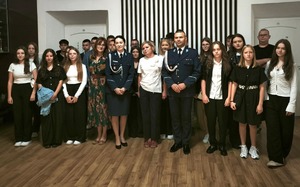 policjanci z uczniami