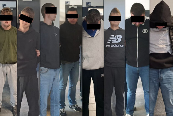 Ośmiu zatrzymanych mężczyzn.