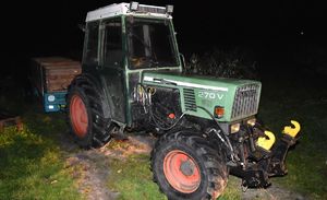 ciągnik sadowniczy na działce