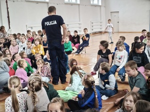 policjant z dziećmi