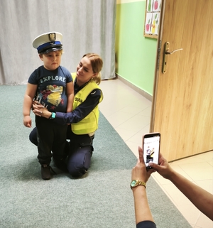 policjantka z chłopcem