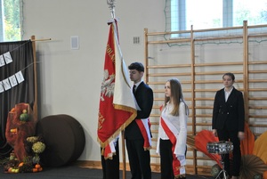uczniowie z flagą Polski