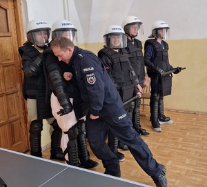 uczniowie z policjantem