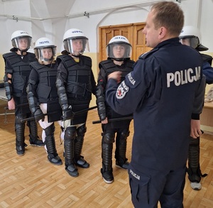 policjant z uczniami oddziału i profilu mundurowym