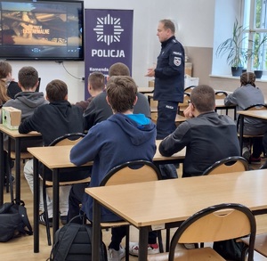 policjant z uczniami