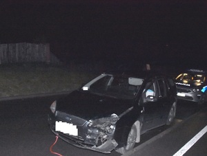 uszkodzony samochód Ford i radiowóz policyjny