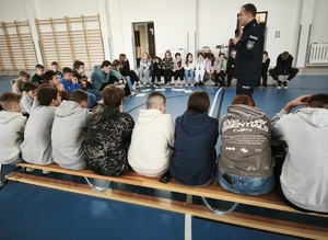 policjant z dziećmi