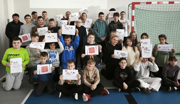 policjanci z dziećmi