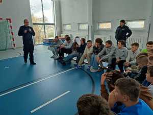 policjanci z dziećmi