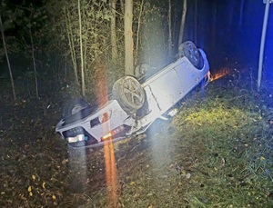 samochód audi leżący na dachu