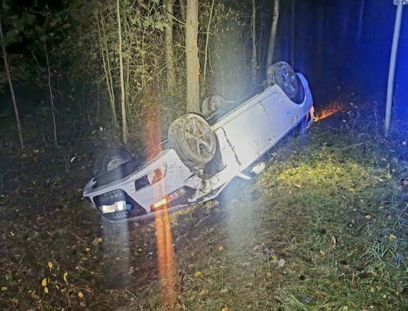 samochód audi leżący na dachu