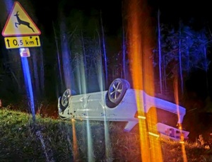 samochód audi leżący na dachu