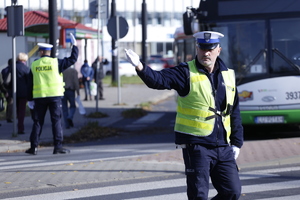 policjanci kierujący ruchem