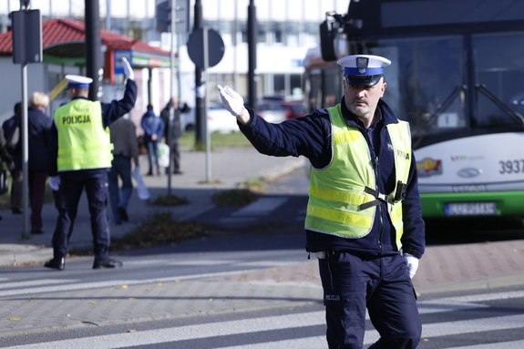 policjanci kierujący ruchem