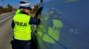 policjanci kontrolujący pojazd