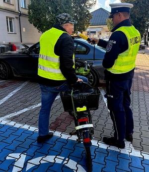 policjant kontroluje rowerzystę