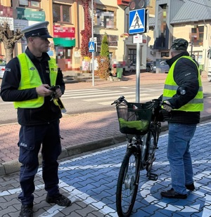 policjant z rowerzystą
