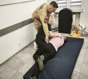 osoba ułożona w pozycji bocznej bezpiecznej