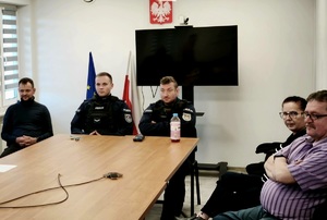policjanci biorący udział w szkoleniu