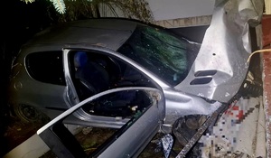 uszkodzony samochód peugeot