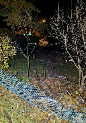 uszkodzone ogrodzenie