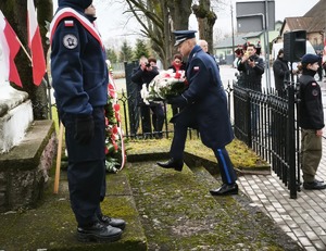 Komendant składa kwiaty