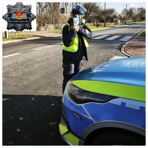 policjantka z miernikiem prędkości