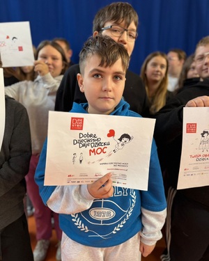 chłopiec z plakatem