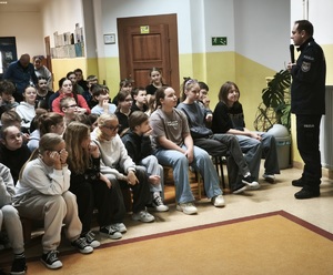 policjant z dziećmi