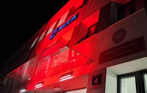 budynek podświetlony na czerwono