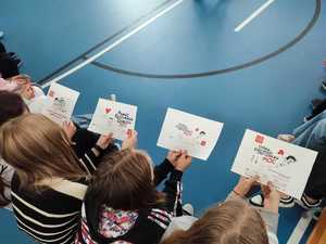 dzieci trzymają plakaty