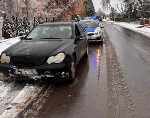 samochód mercedes i radiowóz policyjny