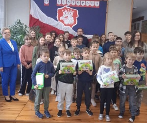 dzieci z policjantem i pracownikami krus