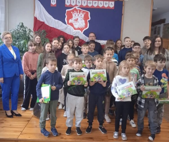 dzieci z policjantem i pracownikami krus