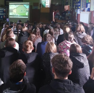 dzieci oglądają film