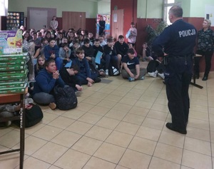 policjant z dziećmi