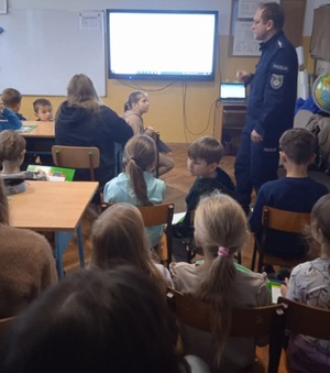 policjant z dziećmi