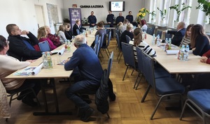 policjanci u uczestnicy debaty