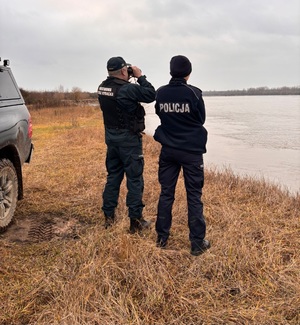 funkcjonariusze policji i straży rybackiej