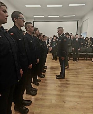 komendant gratuluje osobom