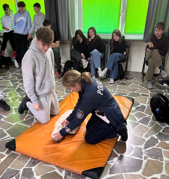 policjantka i uczniowie