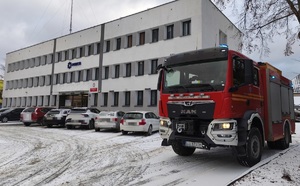 samochód straży pożarnej na tle komendy