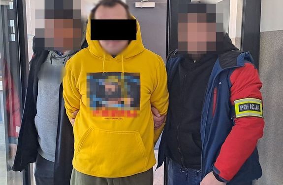 kryminalni prowadzą zatrzymanego