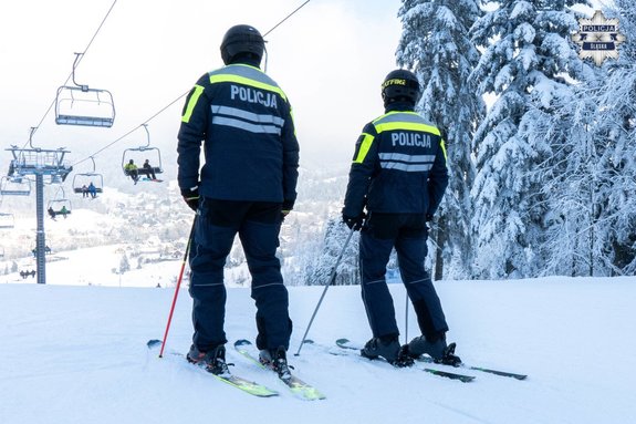 policjanci na nartach
