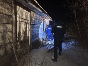 policjanci kontrolują pustostany