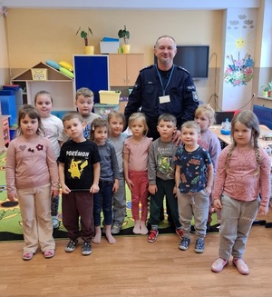 policjant z dziećmi