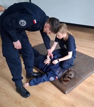 młodzież ćwicząca chwyty